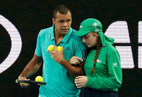 So Sweet! Tsonga Cekatan Gandeng Ball Girl yang Kena Bola Nyasar