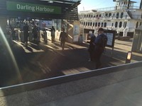 Perjalanan dimulai pada sore hari. Darling Harbour, kawasan pelabuhan yang cantik itu sudah ramai pengunjung yang ingin menikmati sore atau duduk santai di barisan restoran di sana (Elvan/detikTravel)