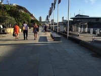 Sebelum naik ke kapal, kami sempat menikmati suasana di dek pelabuhan. Pedestrian yang bersih, mentari yang cerah membuat suasana begitu menyenangkan dan hangat (Elvan/detikTravel)