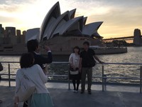 Langit yang perlahan memerah disempurnakan dengan latar belakang landmark Sydney yang keren. Tinggal pilih, mau latar Sydney Opera House