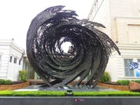 Di halaman depan museum ada patung gajah, hingga museum ini seringkali disebut Museum Gajah. Ada pula sebuah instalasi seni yang sering dipakai sebagai latar foto pengunjung (Kurnia/detikTravel)