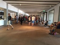Perjalanan tur dimulai dari lobi lantai satu yang berdinding kaca dan berlantai granit. Wisatawan berkumpul di sana menunggu untuk diberi penjelasan oleh para pemandu wisata (Elvan/detikTravel)