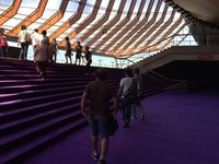 Selanjutnya, peserta tur diajak ke lantai 1 gedung opera yang seluruh lantainya ditutup karpet ungu. Sangat bersih dan empuk! Kami duduk sebentar untuk menonton film dokumenter tentang Sydney Opera House (Elvan/detikTravel)