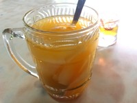 Selain makanan, tempat ini juga menyajikan minuman spesial. Kelapa muda serut ini dicampur jeruk peras yang manis.