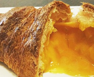 Sedang Tren di Singapura, Croissant Isi Telur Asin Ludes Terjual Dalam 30 Menit