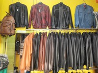 Garut merupakan salah satu penghasil kerajinan kulit terbaik di Indonesia. Sentra kerajinan kulit Garut ini ada di kawasan Sukaregang (Kurnia/detikTravel)