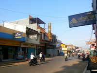 Di Sukaregang, jejeran toko yang menjual aneka barang fashion dari bahan kulit terlihat di kanan dan kiri jalan. Wisatawan tinggal pilih saja ingin mampir ke toko yang mana (Kurnia/detikTravel)