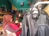 Barang yang dijual begitu beragam. Mulai dari jaket, tas, topi, sepatu, ikat pinggang hingga dompet (Kurnia/detikTravel)