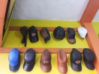 Bahan yang dipakai adalah kulit sapi, kambing dan domba. Harga jualnya berbeda-beda tergantung kualitas kulit, warna dan ukuran. Jaket kulit domba misalnya, dijual mulai dari Rp 700 ribu hingga Rp 2 juta (Kurnia/detikTravel)