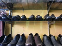 Sebelum membeli, wisatawan juga bisa mengecek dulu keaslian dari produk kulit di sini. Salah satu caranya adalah dengan menghidupkan korek dan apinya dikenakan sebentar ke produk kulit. Kalau asli akan mengerut, tapi kalau palsu mengelupas (Kurnia/detikTravel)