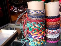 Biasanya yang banyak dibeli wisatawan adalah jaket dan tas. Tapi tak sedikit juga yang tertarik membeli gelang kulit warna-warni untuk pelengkap penampilan (Kurnia/detikTravel)