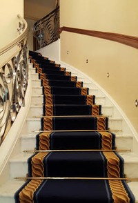 Seperti ini mewahnya tangga yang menghubungkan antar ruangan. Seluruhnya dibuat dari marmer. Jika malas naik tangga, bisa juga naik lift yang khusus untuk kamar itu (Ine/detikTravel)