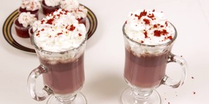 Punya Sisa Red Velvet Cake? Racik Saja Jadi Hot Chocolate Legit Ini