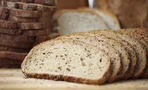 Pria Ini Mengolah Roti yang Terbuang Jadi Bir yang Enak