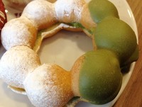 Donat jenis Mochido punya tekstur agak kenyal layaknya mochi sekaligus lembut. Untuk pilihan Matcha Latte Cream, krimnya manis dengan sedikit jejak pahit teh hijau.