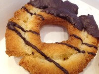 Varian Old Fashion rasa Choco Fashion, tekstur dalamnya agak mirip bolu lembut. Sedangkan pinggirannya renyah. Makin enak dengan tambahan rasa dark chocolate.