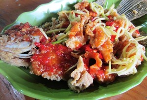 Saung Fitri: Renyah Pedas Gurame Sambal Mangga untuk Makan Siang