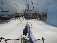 Yang diincar turis di Ski Dubai, apalagi kalau bukan kereta gantung. Dari atas sekitar 20 menit perjalanan naik kereta gantungnya, turis dapat melihat hamparan gunung es dan orang-orang yang bermain salju (Ine/detikTravel)
