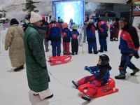 Selama bermain di Ski Dubai, para instruktur akan mendampingi demi keselamatan dan kenyamanan. Turis pun sudah mendapat aneka perlengkapan, seperti jaket sampai sarung tangan. Benar-benar serasa di gunung es saja! (Ine/detikTravel)