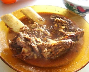 Sop Konro yang Gurih Sedap dan Buras untuk Makan Siang