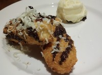 Bagi pecinta sajian pisang, Banana Fritter dengan serutan keju plus es krim bisa jadi semakin nikmat.
