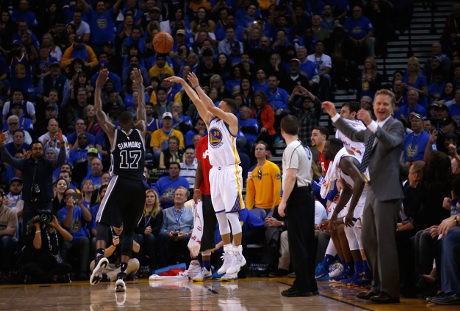 Curry 37 Poin, Warriors Hancurkan Spurs 120-90