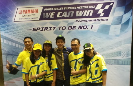 Pakai Batik, Rossi Sapa Fans di Bali