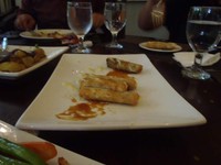 Makanan penutupnya yakni pisang goreng yang dibalut kulit lumpia dan ditaburi gula merah di atasnya. Menyeruput es teh manis usai makan rasanya luar biasa. Semua masakannya nikmat dan suasana di dalam restoran sangat tenang (Niken Widya Yunita/detikTravel)