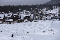 Labirin es raksasa ini dibuat dari balok-balok yang terbuat dari salju. Labirin tersebut dipercaya akan memecahkan rekor dunia sebagai labirin es terbesar di dunia. Luasnya sekitar 2.500 meter persegi (Getty Images)