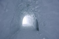 Selain lorong-lorong, labirin ini juga dilengkapi dengan terowongan es yang bisa dimasuki oleh orang dewasa serta anak kecil. Anak-anak suka bermain petak umpet di sini. (Getty Images)