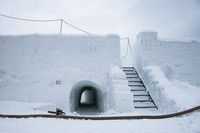 Ada pula semacam benteng yang dilengkapi dengan tangga es yang bisa dinaiki. Benteng ini berfungsi untuk melihat labirin dari ketinggian. (Getty Images)