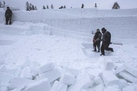 Para pekerja memulai pembangunan labirin ini di bulan November, namun sempat terhenti di bulan Desember karena esnya mencair. Di bulan Januari ini pembangunan sudah hampir rampung dan siap untuk digunakan (Getty Images)