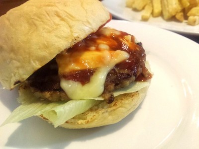 Juicy Gurih Burger A la Amerika di Phillys East Mix West