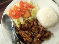 Seporsi Chicken Teriyaki dari restoran ini terdiri dari potongan daging sapi yang royal dan bersaus tebal. Ada salad yang segar juga sebagai pendampingnya.