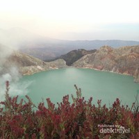 Keindahan danau asam Kawah Ijen Keindahan danau asam Kawah Ijen