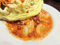 Mau makanan yang segar-segar? Asinan Kerupuk Mie ini berisi sayuran lengkap dengan kacang gurih dan kerupuk yang renyah.