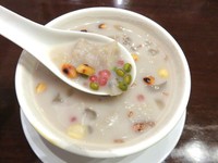 Sekoteng ini ampuh untuk menghangatkan perut Anda di waktu malam. Di dalamnya ada roti, kacang hijau, kacang tanah, biji mutiara, dan susu jahe.