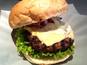 Burger Jumbo untuk Makan Malam yang Mantap