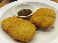 Croquette berbalut tepung roti yang hangat ini berisi kentang halus yang lembut. Enak dicocol dengan saus BBQ a la Jepang.