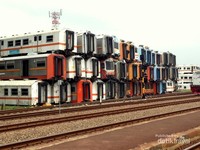 Jejeran bangkai gerbong kereta api di Purwakarta Jejeran bangkai gerbong kereta api di Purwakarta