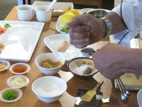 Chef Uki menunjukkan juga cara pembuatan saus Lemon Miso. Saus paduan miso, air lemon dan kulit lemon ini sukses membawanya menang dalam pertandingan nasional Global Sushi Challange​ 2015.