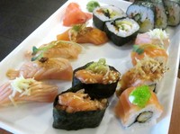 Inilah kreasi Nigiri sushi, Gunkan sushi, Ura maki dan Maki mono buatan chef Uki. Begitu menggoda!