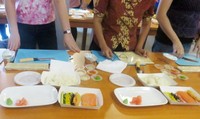 Di atas meja tiap peserta tersedia semua perlengkapan membuat sushi. Mulai dari pisau, talenan, air, lap tangan, makisu (penggulung sushi), nasi, dan aneka topping.