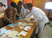 P​eserta diarahkan langsung oleh chef Uki dan staf Umaku selama membuat sushi. ​Sambil praktek pesertapun bertanya jawab dengan chef soal sushi yang dibuat.
