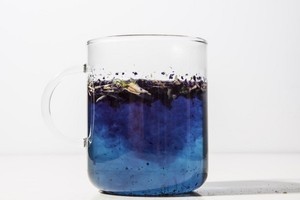 Wah, Ditambah Air Jeruk Lemon Warna Teh Bunga Telang Ini Makin Cantik!