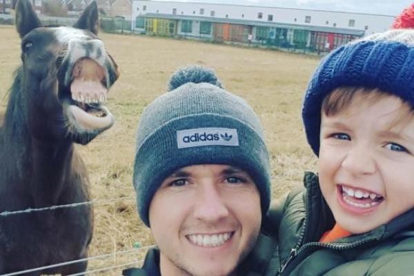 Selfie Bareng Kuda Nyengir, Traveler Ini Menang Liburan Gratis