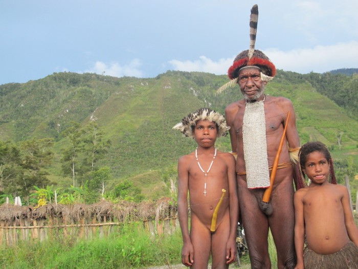 Hidup Bersama Mereka yang (Masih) Pakai Koteka