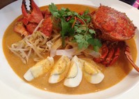 Dalam kategori menu modern ada Kepiting Kari a la Shanghai dengan Bihun. Kuah kepiting kari sedikit mengingatkan akan laksa.