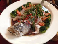 Tim Ikan Seabass dengan Saus Kecap Superior berada dalam jejeran menu klasik. Ikan melambangkan keberuntungan di Tahun Baru China.