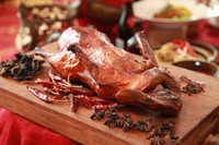 Bebek Peking Panggang yang klasik juga hadir di Asia Restaurant. Olahan bebek ini punya kekayaan rasa karena memakai baluran 15 rempah spesial.